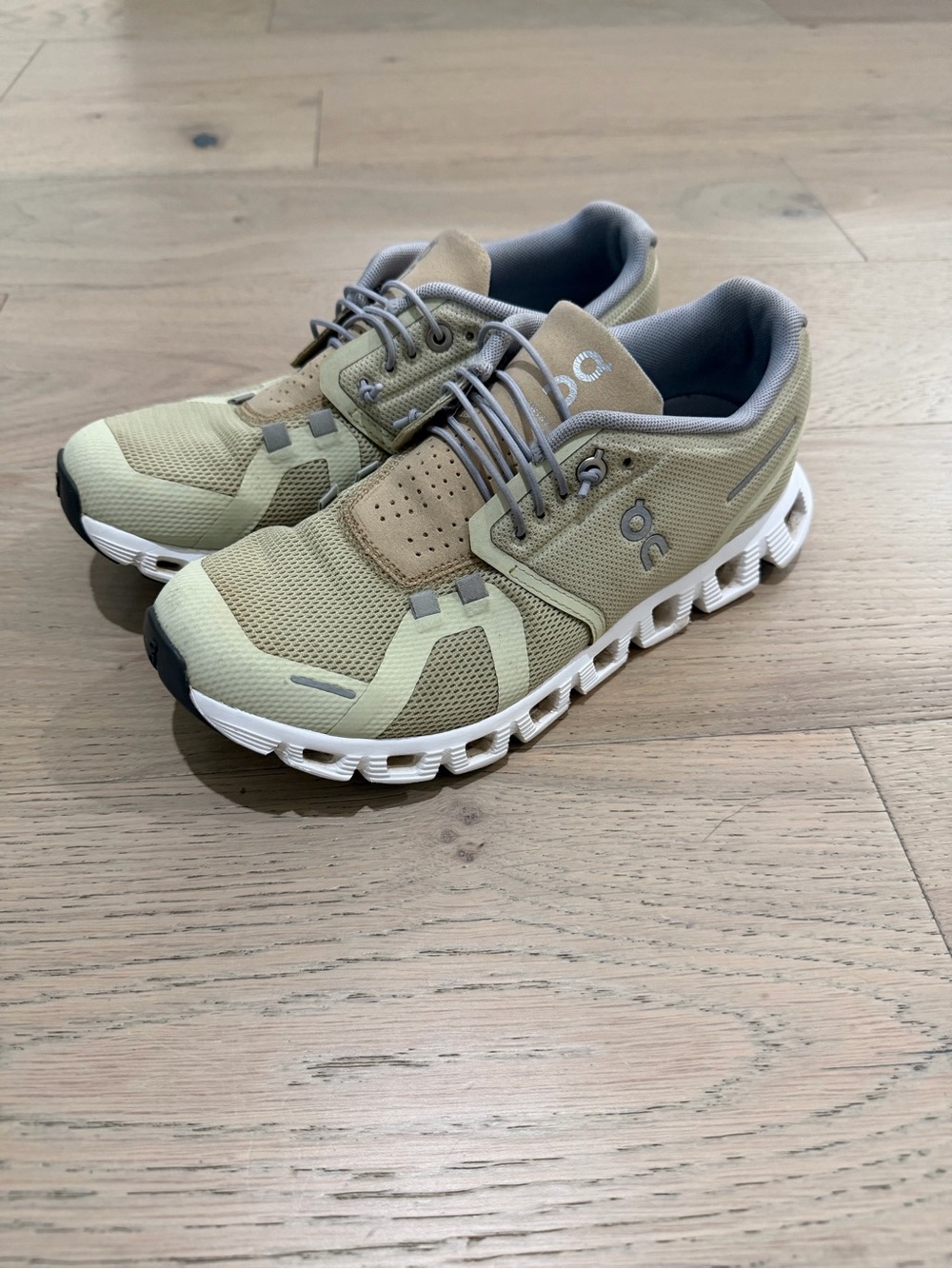 On Cloud 5 athletic running shoes